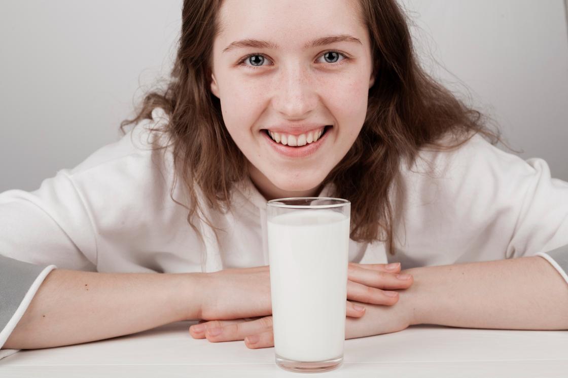 Девушка и стакан молока