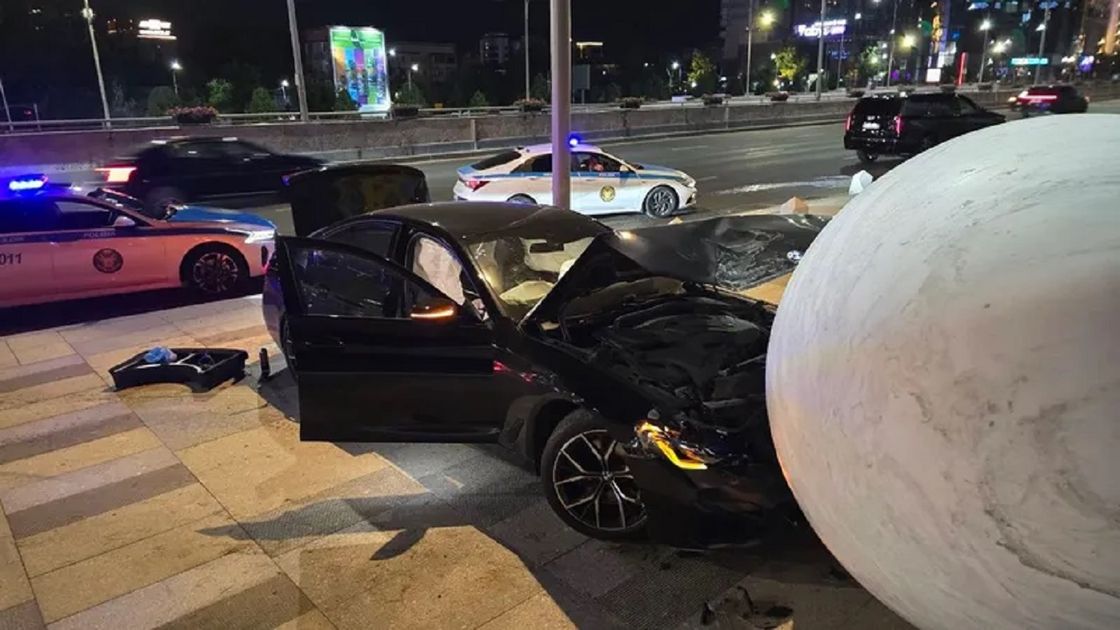 Автомобиль въехал в шар