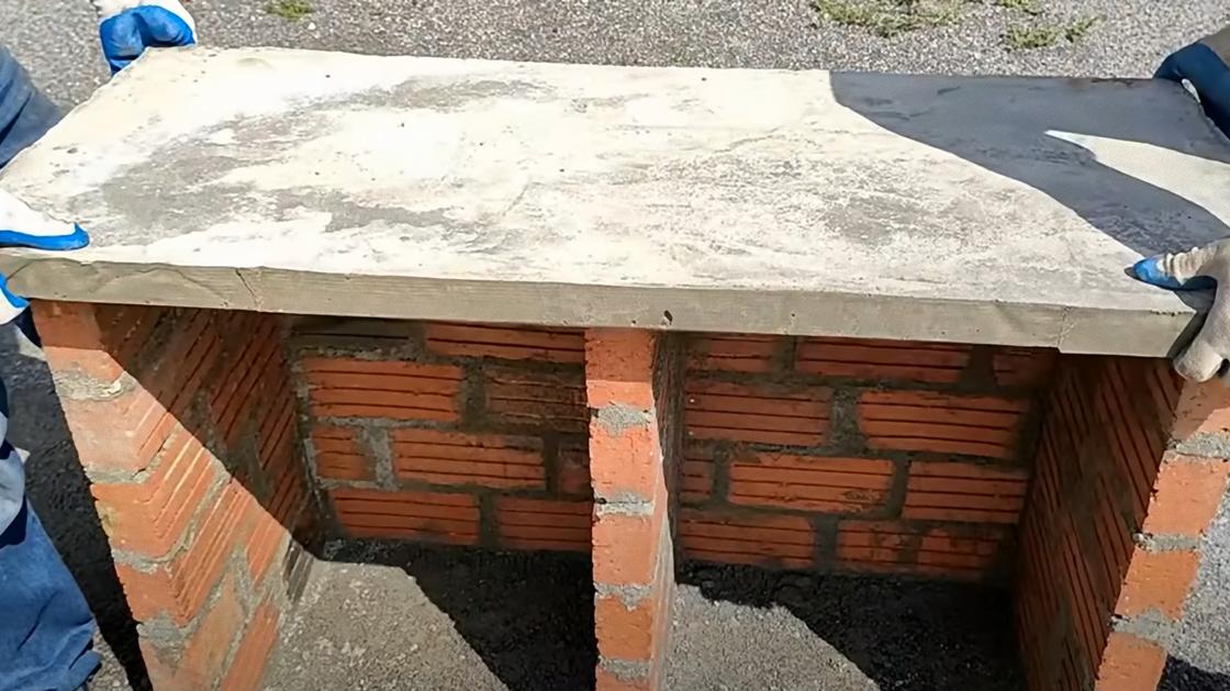 Установка бетонной плиты на кирпичную кладку