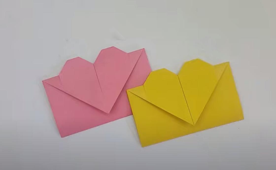 Два цветных конверта с сердечками по центру