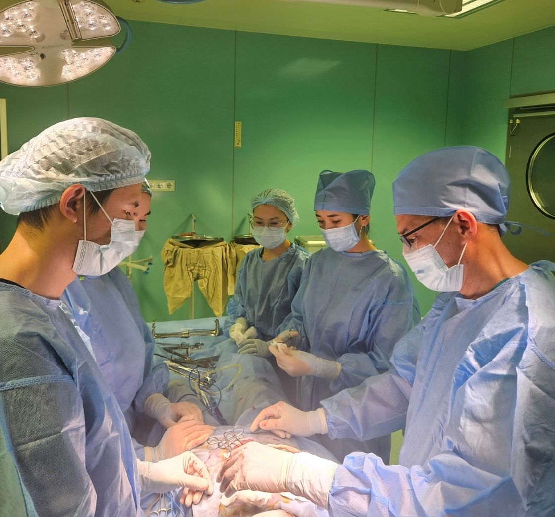 Врачи проводят операцию Врачи проводят операцию