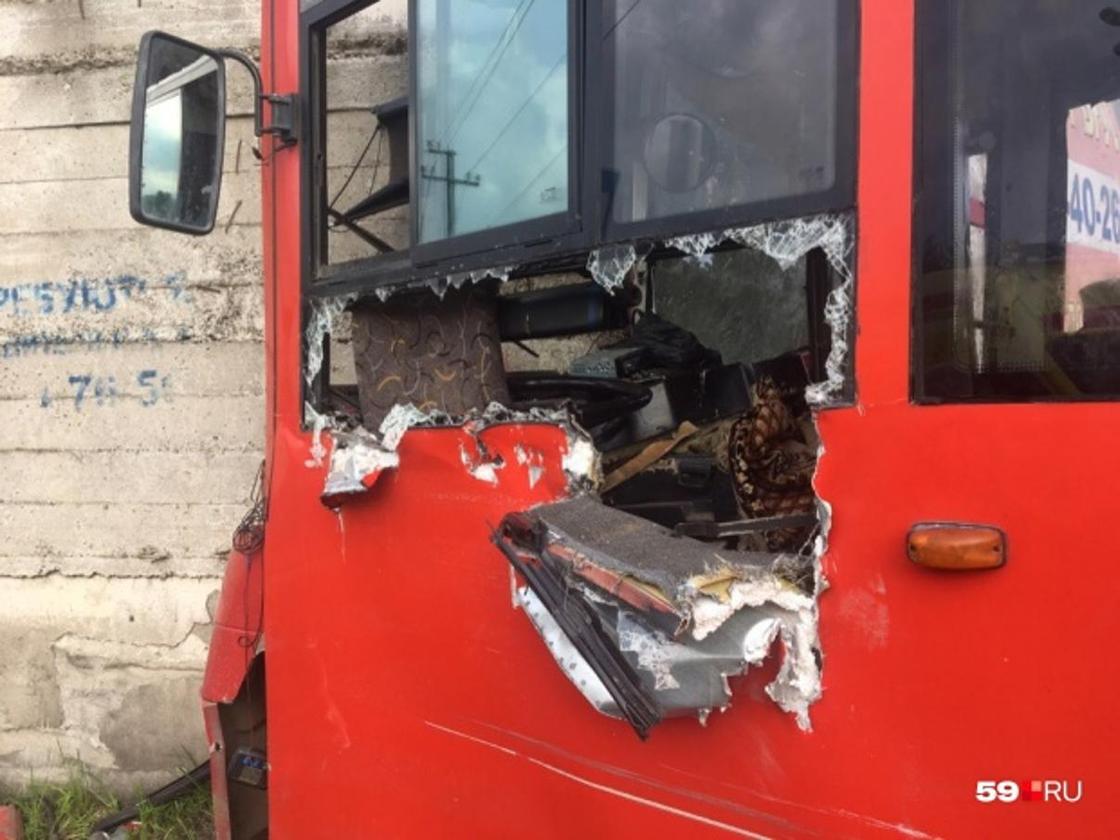 Один погиб, 32 пострадали: автобус врезался в магазин в Перми (фото, видео)