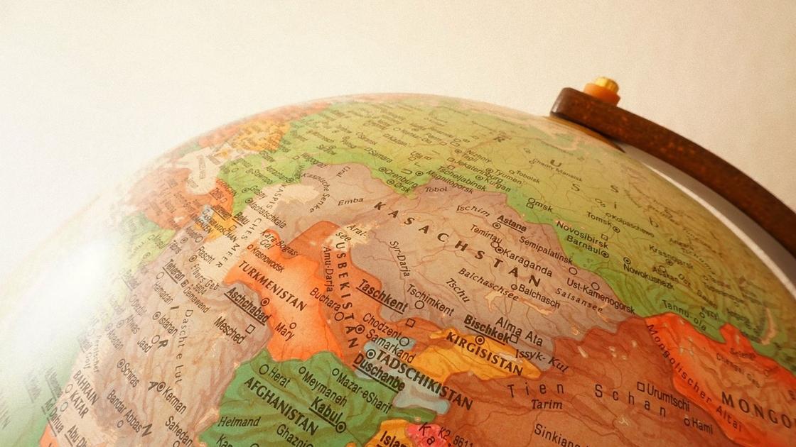 На глобусе видно Казахстан и соседние государства. Все названия государств написаны английским языком