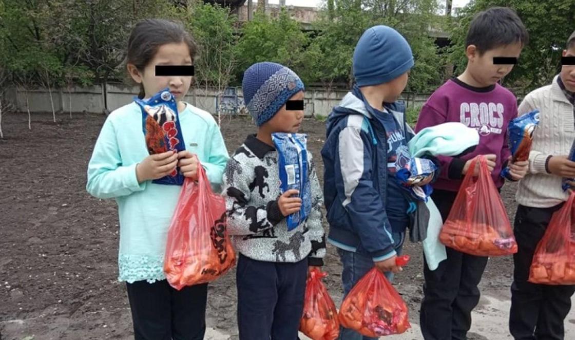 В Бишкеке молодожены вместо пышной свадьбы посадили деревья и помогли детям