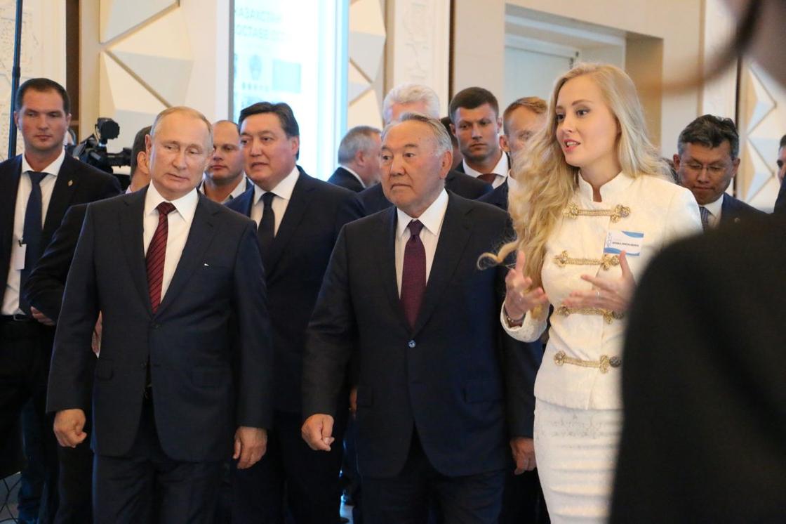 "Пропустим": Назарбаев прервал рассказ о себе и увел под руку Путина