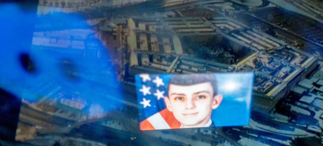 Снимок Джека Тейшейры на фоне здания Пентагона