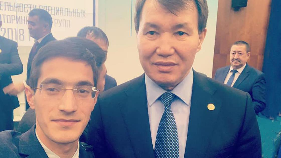 Детдомовец, вдохновленный Алией Назарбаевой ездит с проверками по всему Казахстану (фото)