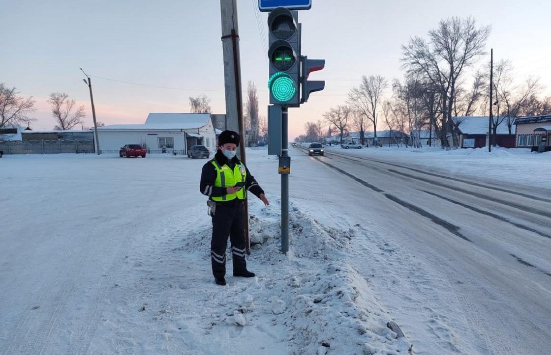 Полицейский на дороге в Павлодарской области