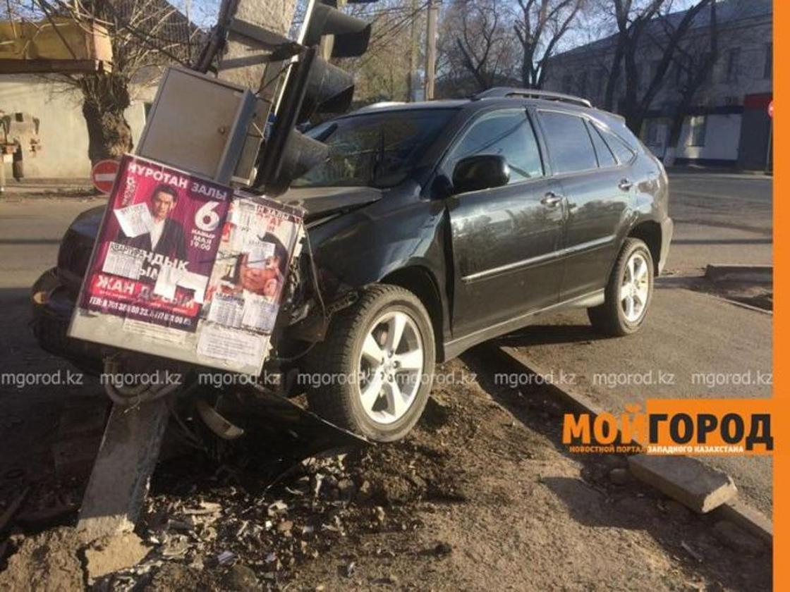 Полицейская машина врезалась в Lexus в Уральске Полицейская машина врезалась в Lexus в Уральске