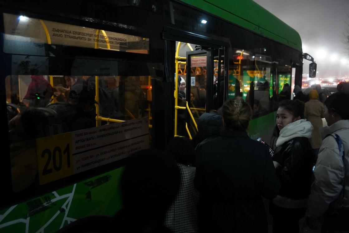 Люди на остановке заходят в автобус