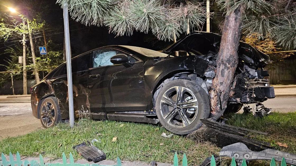 Автомобиль врезался в дерево