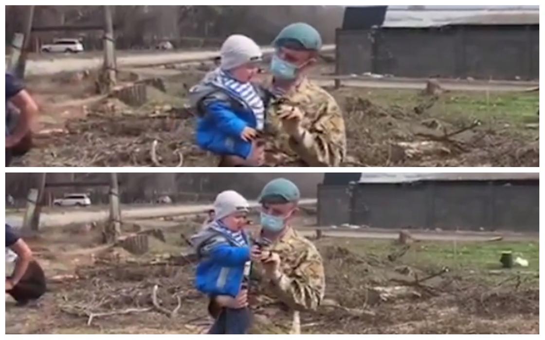 Военный на блокпосту в Алматы понянчил ребенка на руках (видео)