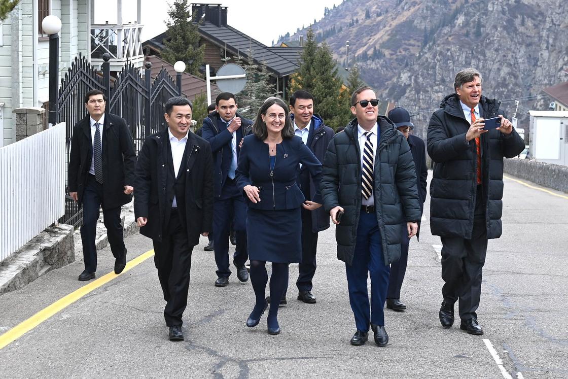 Представители США в Алматы