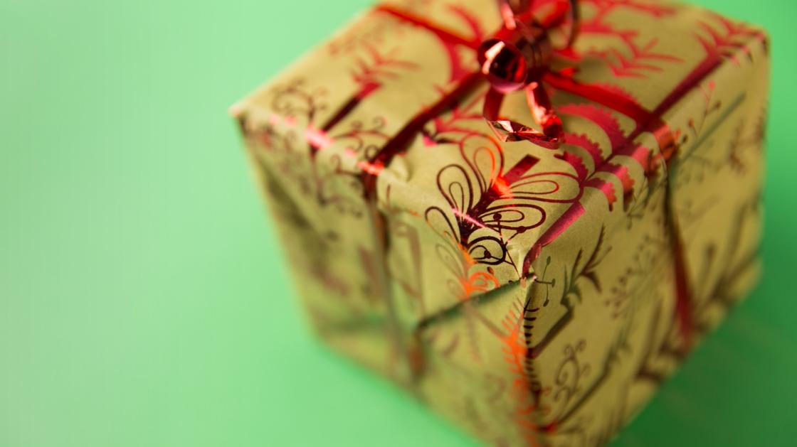 Коробка в подарочной упаковке с бантом