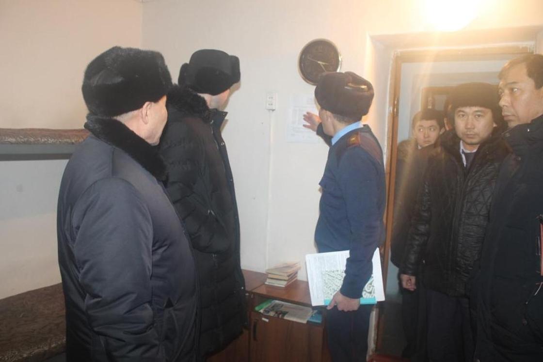 Актюбинским чиновникам устроили экскурсию в тюрьму (фото)