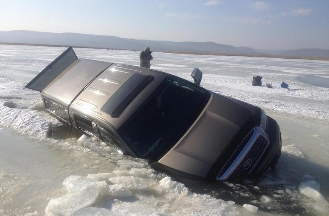 Автомобиль с рыбаками провалился под лед на Балхаше
