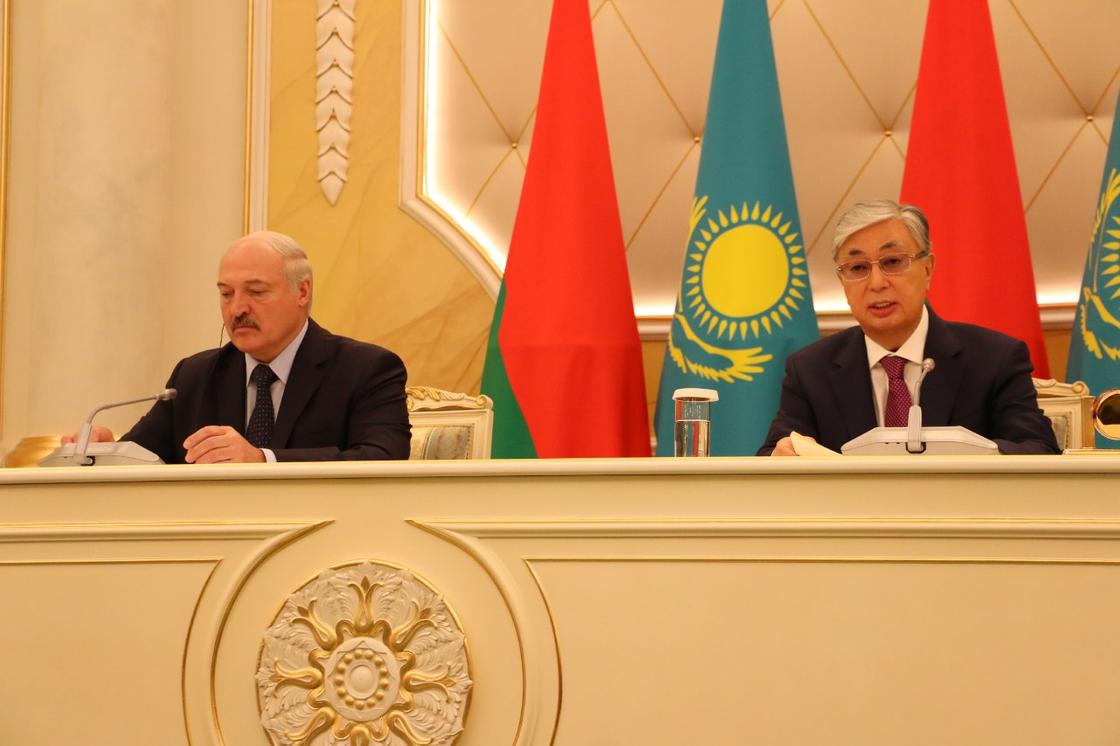 "Это не потому, что он рядом сидит": Лукашенко сделал комплимент Токаеву