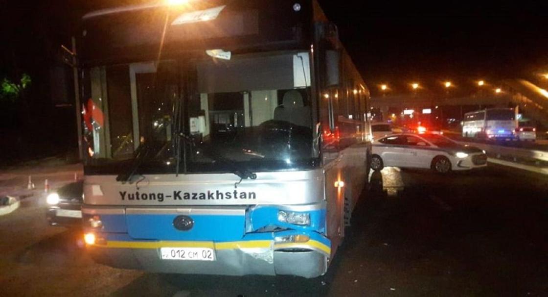 Мужчина погиб под колесами автобуса с пассажирами в Алматы (фото)
