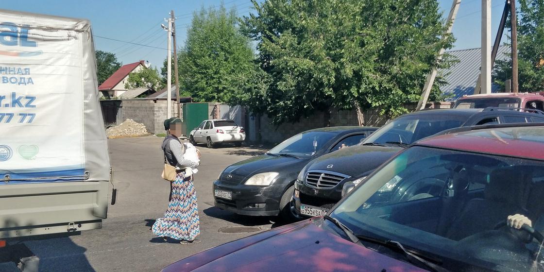 Муж умер, свекровь выгнала: алматинке просит милостыню на улице с детьми