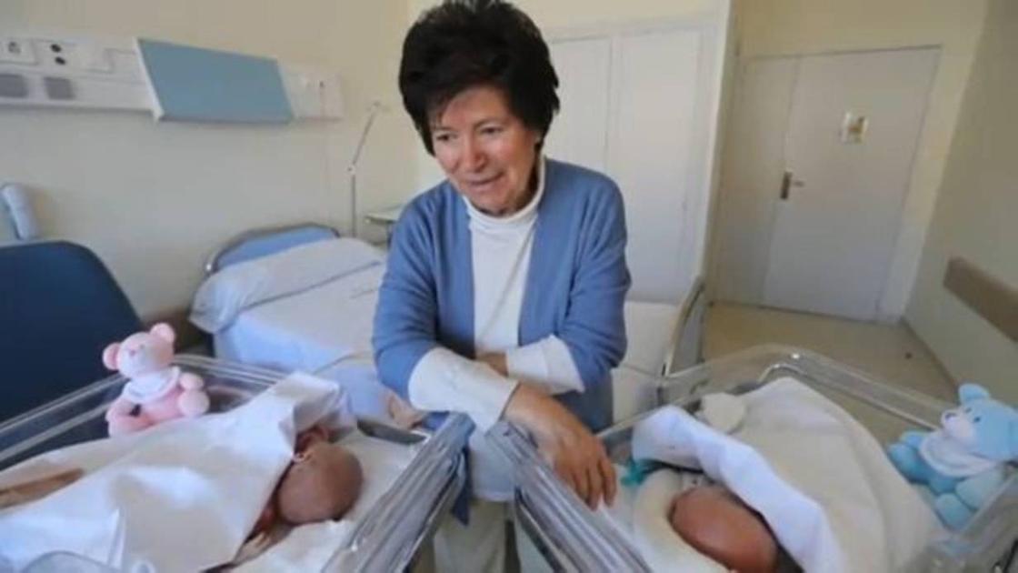 Маурисия Ибанез с новорожденными близнецами