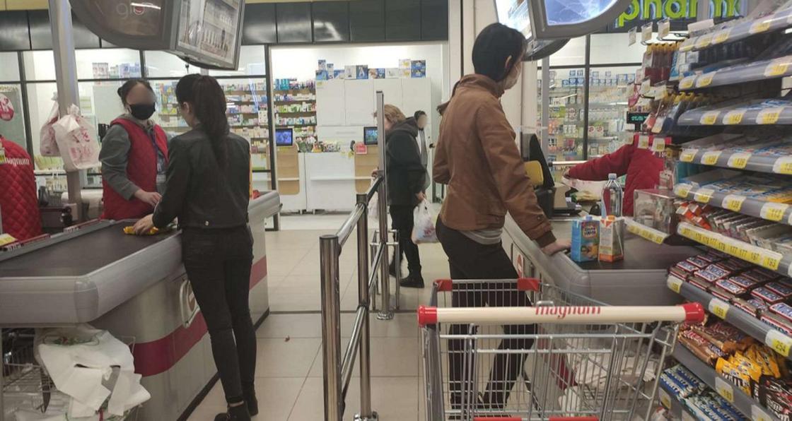 Казахстанцев пугают пустыми полками в супермаркетах из-за пандемии коронавируса (фото, видео)