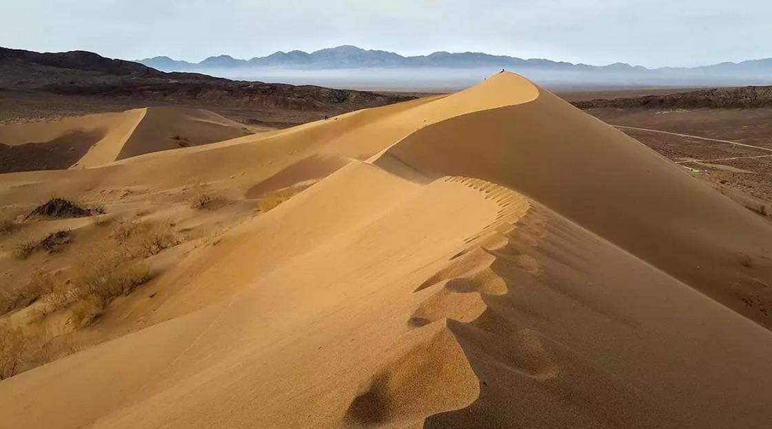 Длинная гора песка