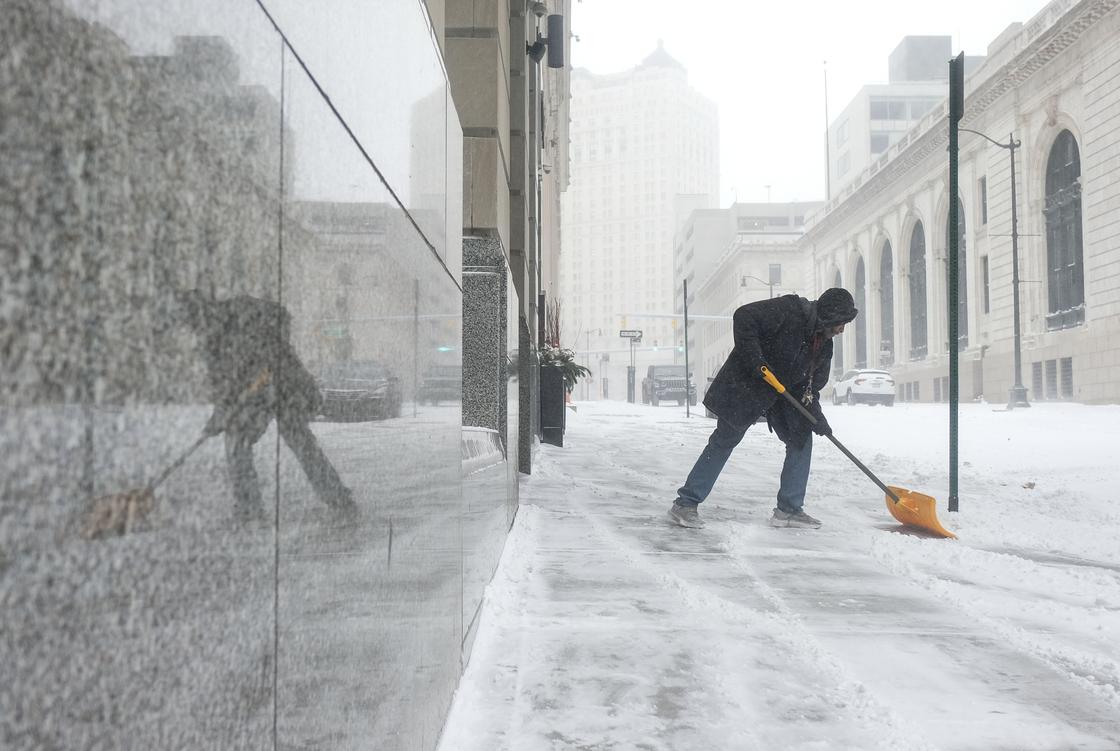 Последствия снегопада в  Детройте