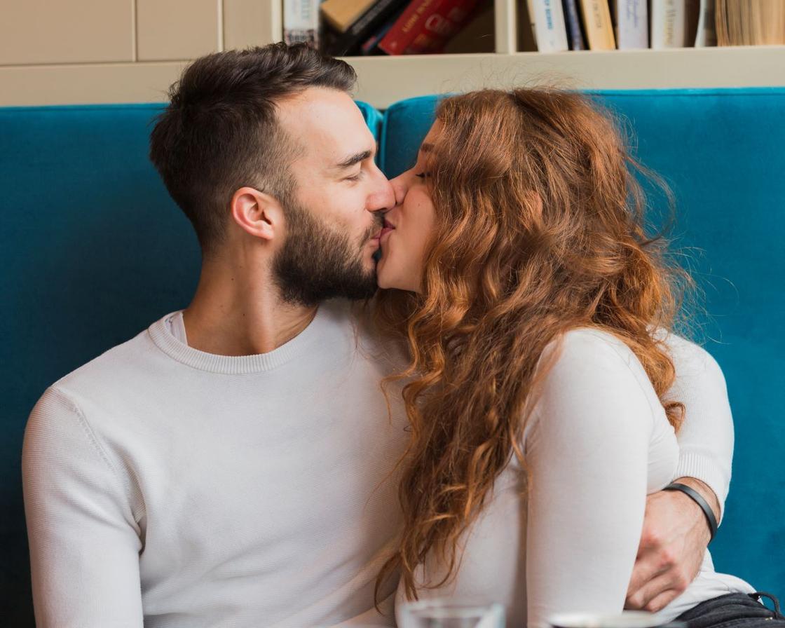 Мужчина и женщина целуются