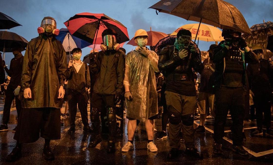Десятки тысяч человек в Гонконге вышли на акции против запрета на ношение масок