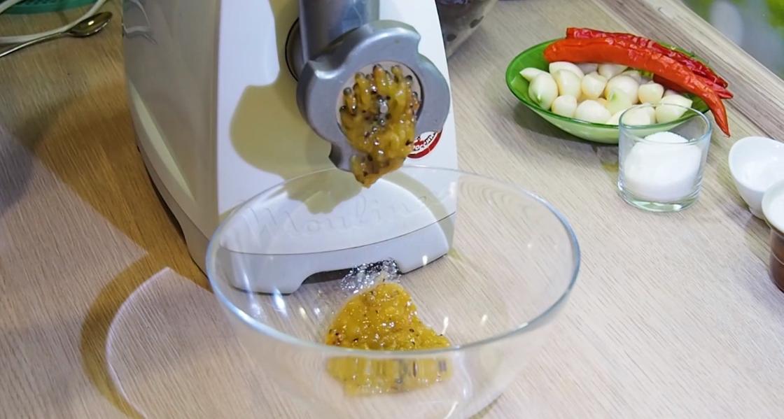 Сливы пропускаются через мясорубку Сливы пропускаются через мясорубку