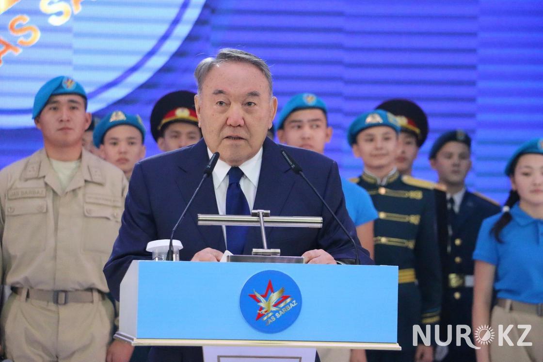 "Радостный день": Назарбаев поздравил казахстанцев с Днем первого президента