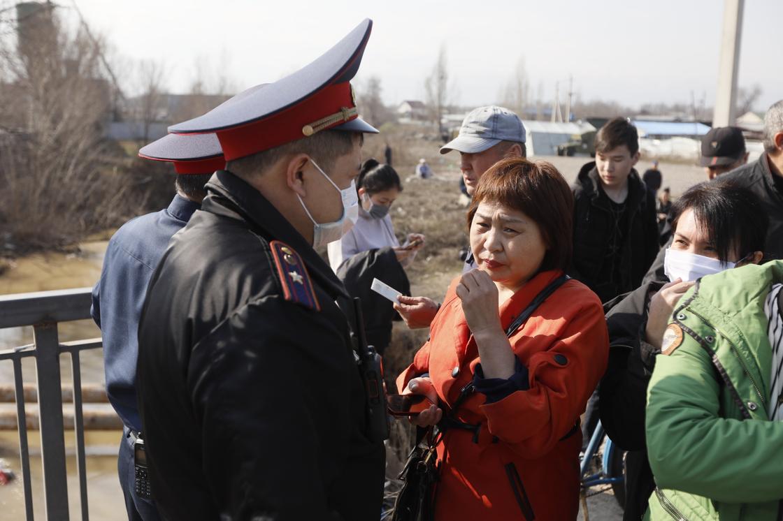 "Пропустите, я оставлю вам документы": очереди образовались на блокпостах в Алматы (фото, видео)