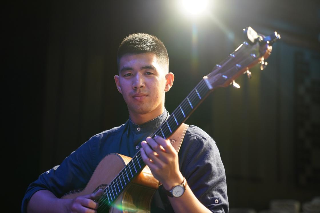Казахстанский гитарист рассказал, как покоряет шоу-бизнес в Китае