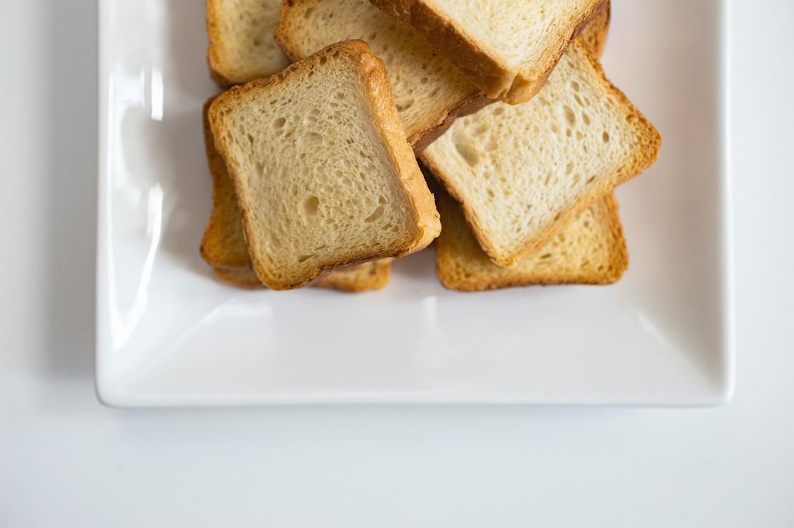Ломтики белого хлеба на тарелке