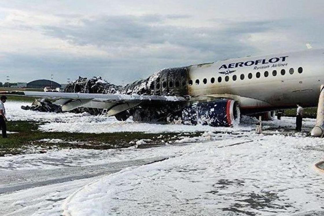 Крики и паника: опубликовано видео пожара в Шереметьево изнутри горящего самолета