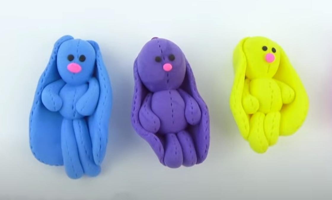 Три разноцветные зайчика из воздушного пластилина