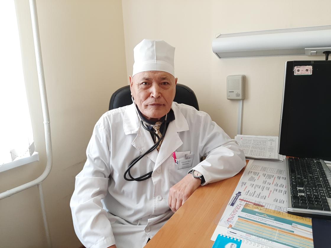 Бессменный педиатр: 76-летний Хапиз Кужумов вот уже полвека лечит детей