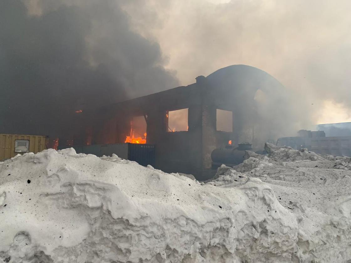 Семь грузовых машин сгорели в боксе в Караганде