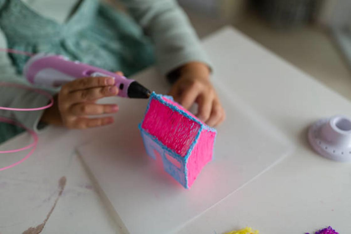 Девочка рисует домик 3D ручкой
