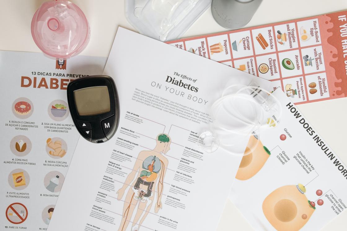 Глюкометр и плакаты о диабете