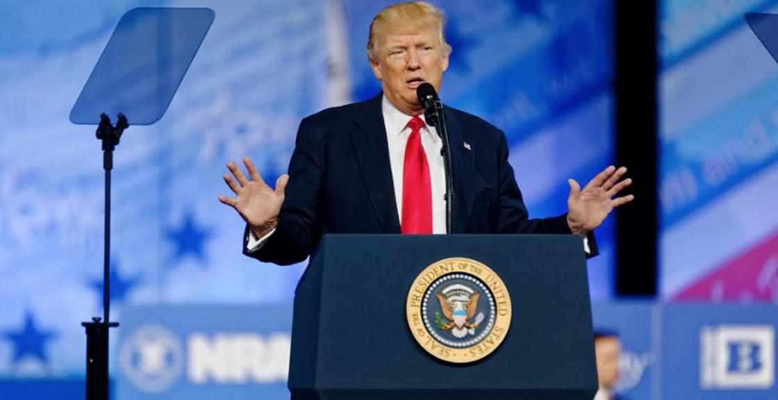 Трамп списал оранжевый цвет своего лица на энергосберегающие лампы Трамп списал оранжевый цвет своего лица на энергосберегающие лампы