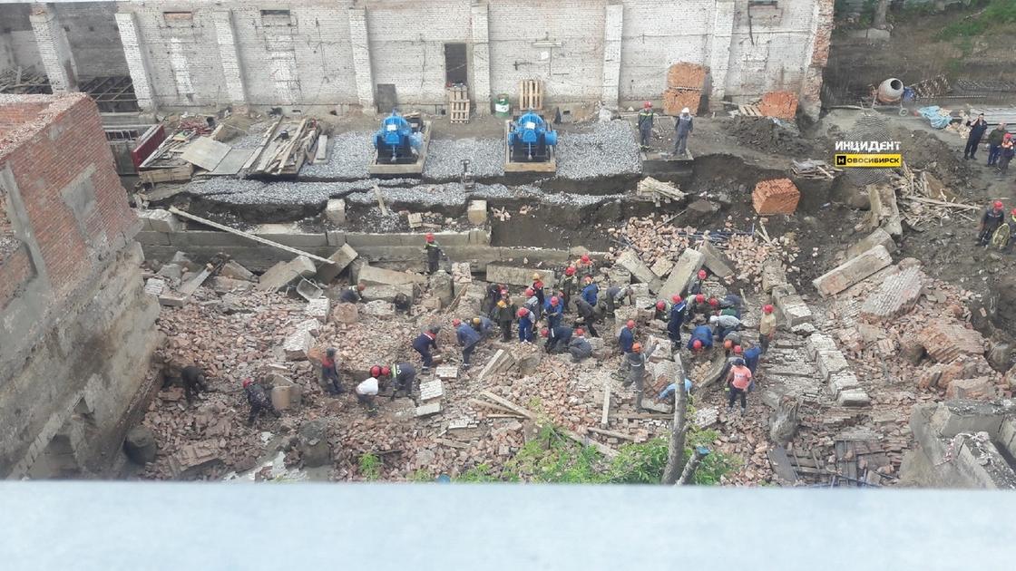 Здание обрушилось в Новосибирске: под завалами могут находиться 12 человек