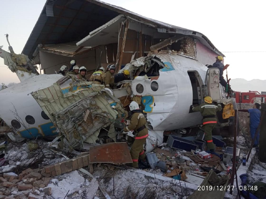 Как работают спасатели на месте крушения самолета Bek Air (фото)