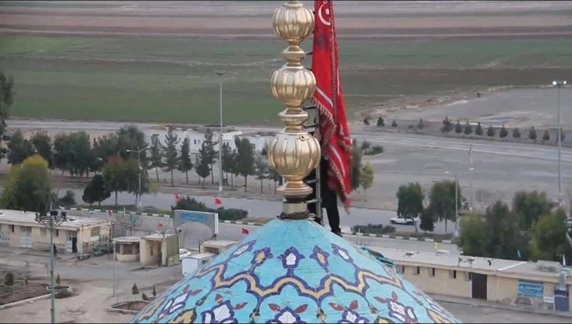 Красный флаг мести впервые в истории подняли над мечетью Ирана после убийства Сулеймани