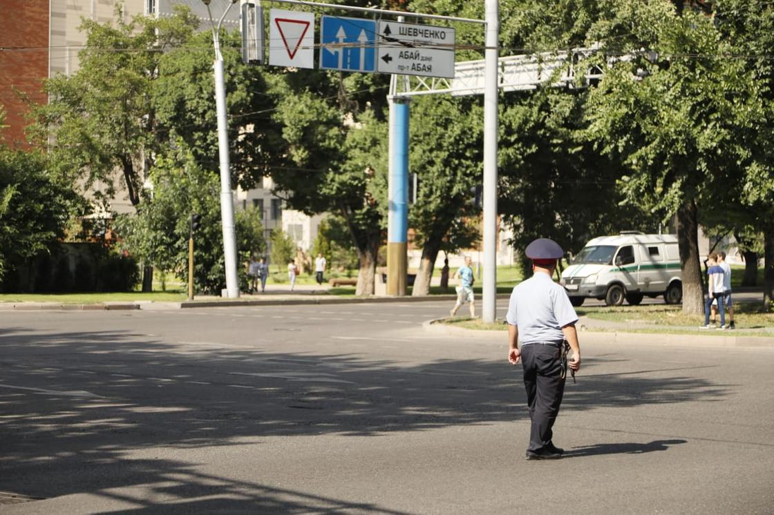 600 полицейских вышли на обесточенные перекрестки Алматы
