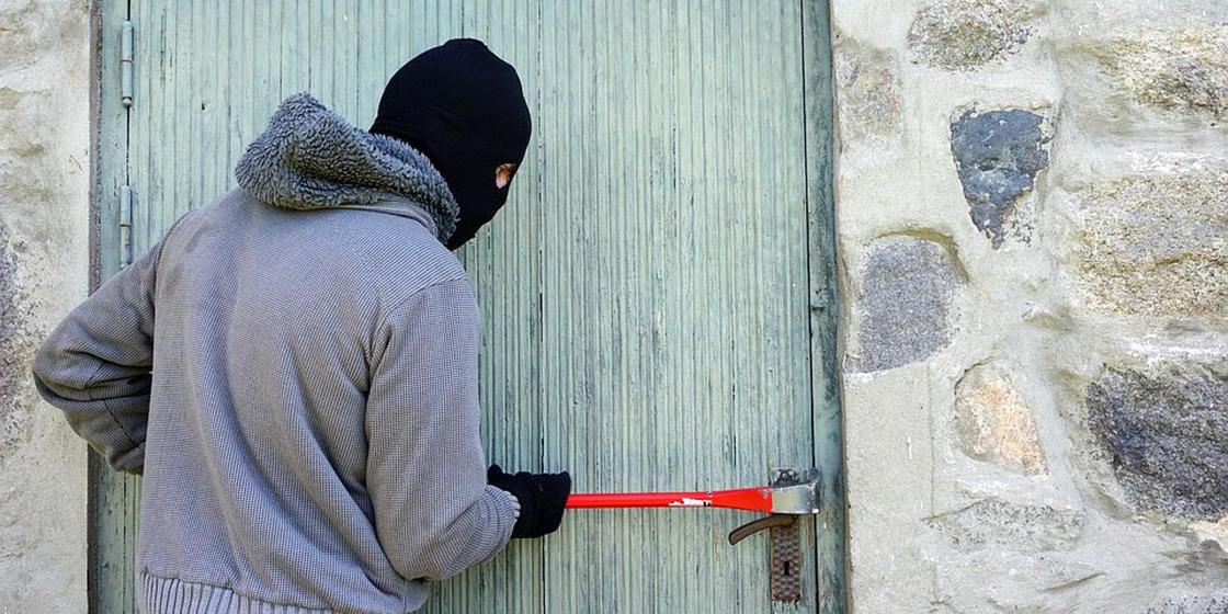 Мужчина влез в дом к бывшей супруге и избил ее в Актобе Мужчина влез в дом к бывшей супруге и избил ее в Актобе