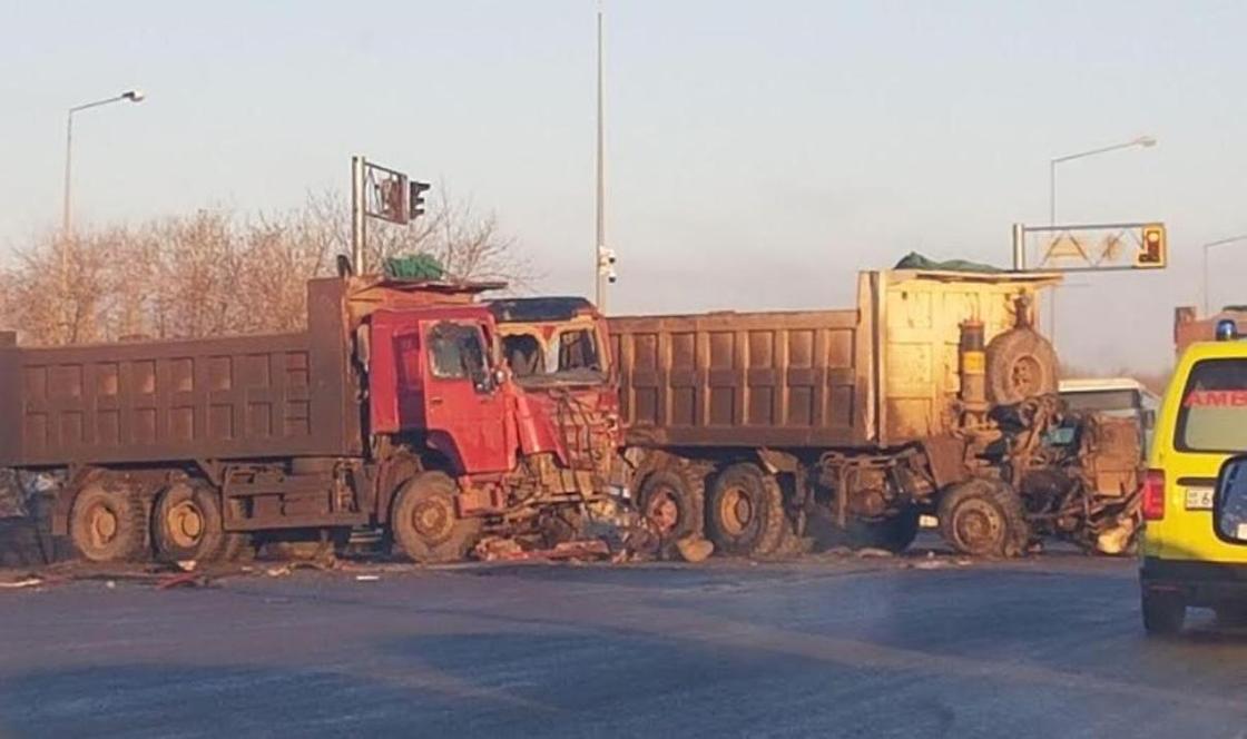 От удара сорвало кабину: грузовики смялись от столкновения в Нур-Султане