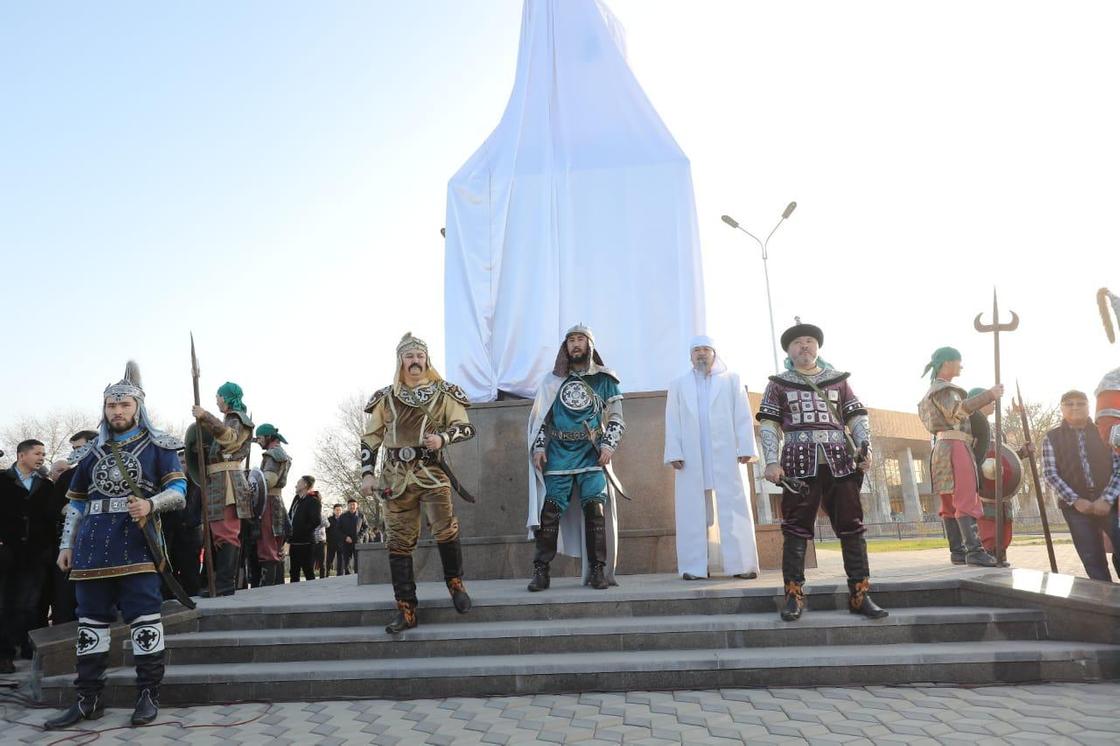 Памятник казахскому батыру Жалантосу Бахадуру открыли в Актобе