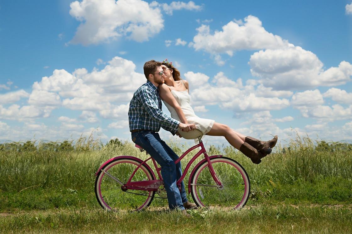 Влюбленная пара на велосипеде
