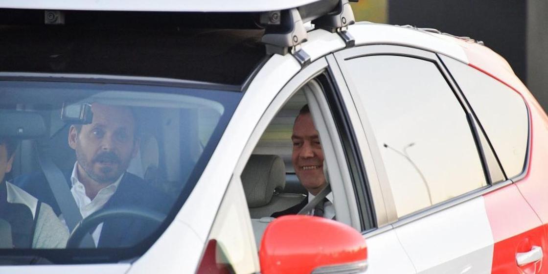 Сагинтаев пообещал прокатить Медведева на беспилотном авто